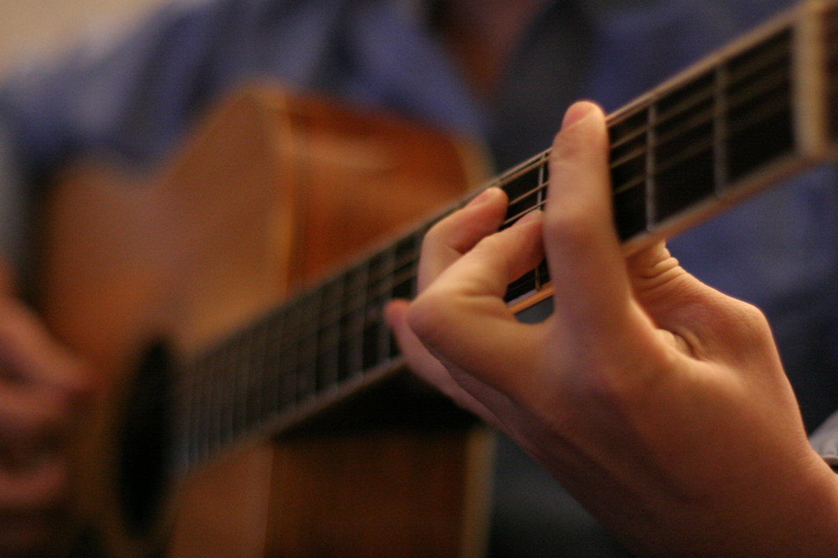 Чтобы самостоятельно научиться играть на гитаре вам нужно: