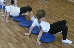 Упражнения на балансировочной подушке