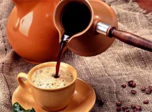 Как наливать кофе из турки